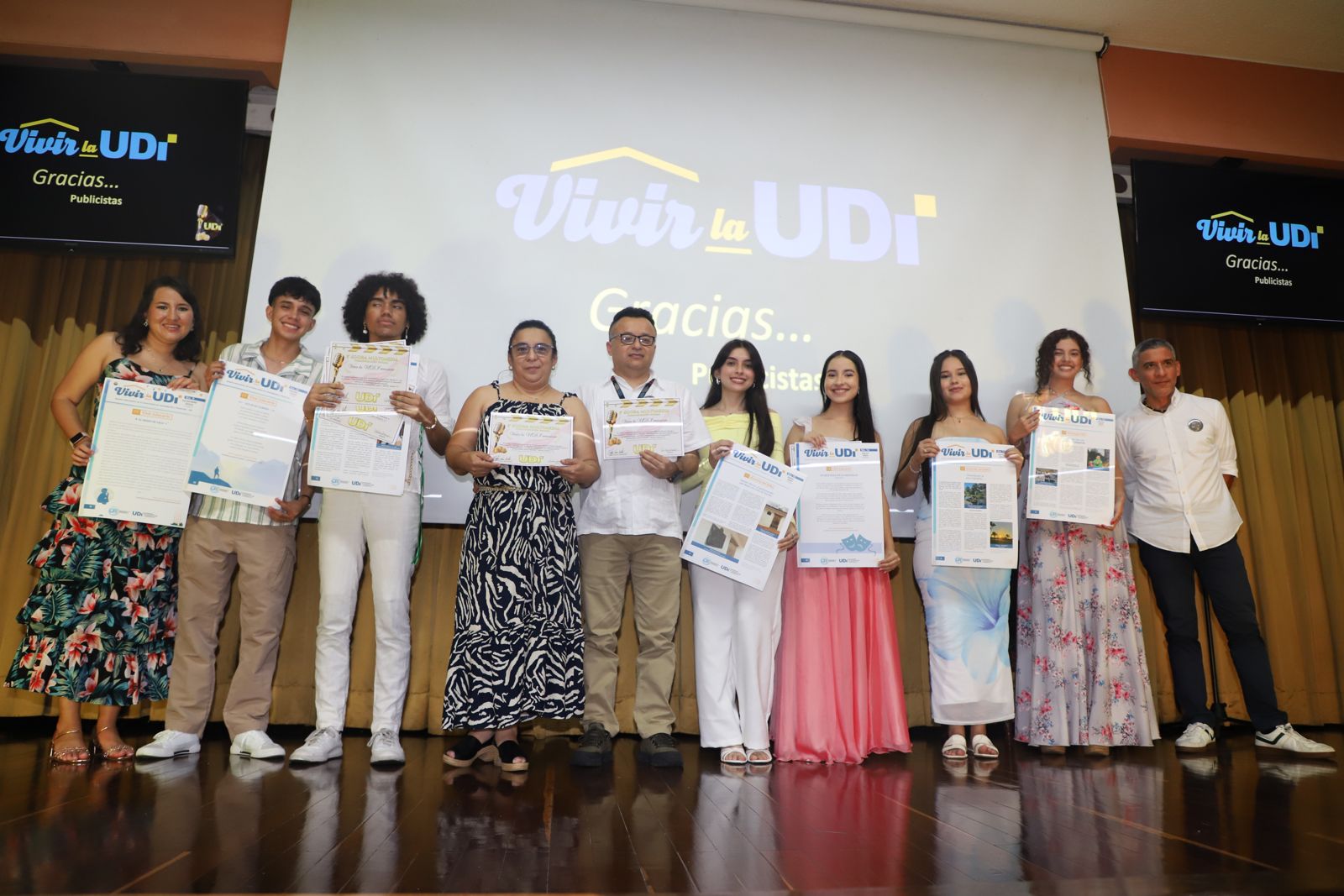 Reconocimiento a periodistas del Boletín Vivir la UDI