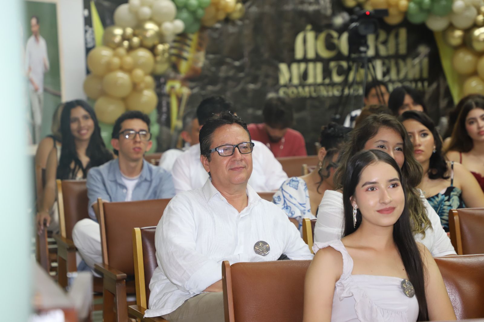 Profesor Ángel René Vargas Cabrera y estudiantes de Comunicación Social